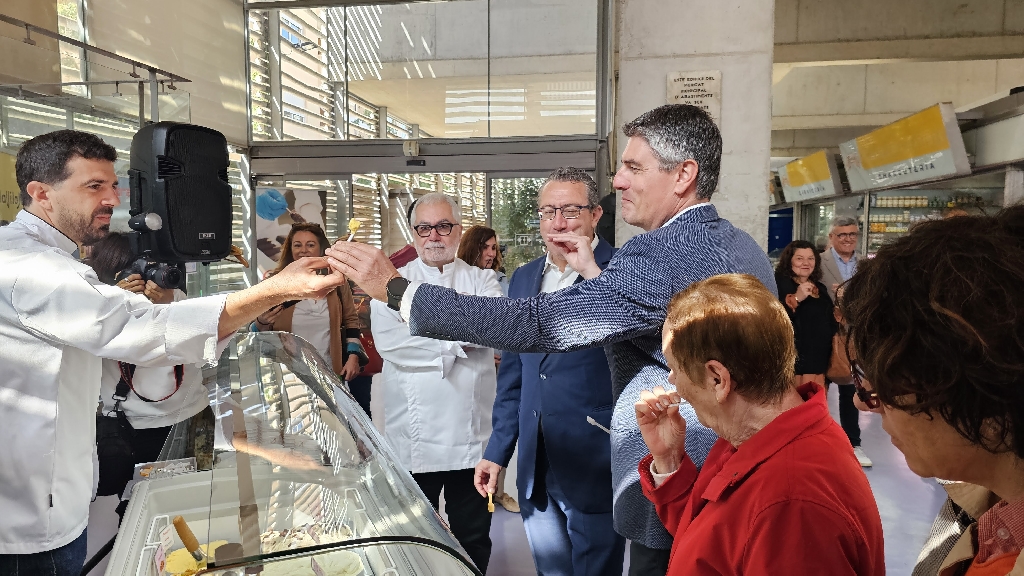 Més de 1200 boles de gelat artesà es reparteixen al Mercat a la II Jornada de la Gelateria Artesana de la província d'Alacant